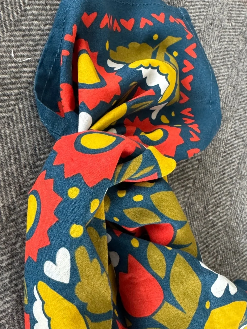 NWT, HANKER BANDANA IN DARLING, COLORFUL FLORAL PRINT!